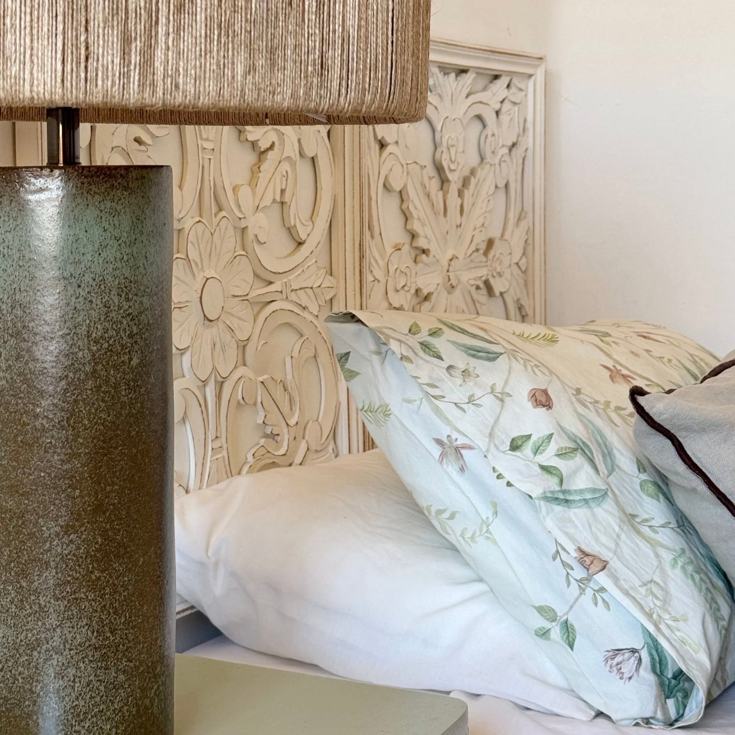 Lámpara de mesa Puelche cerámica gres verde en Yute