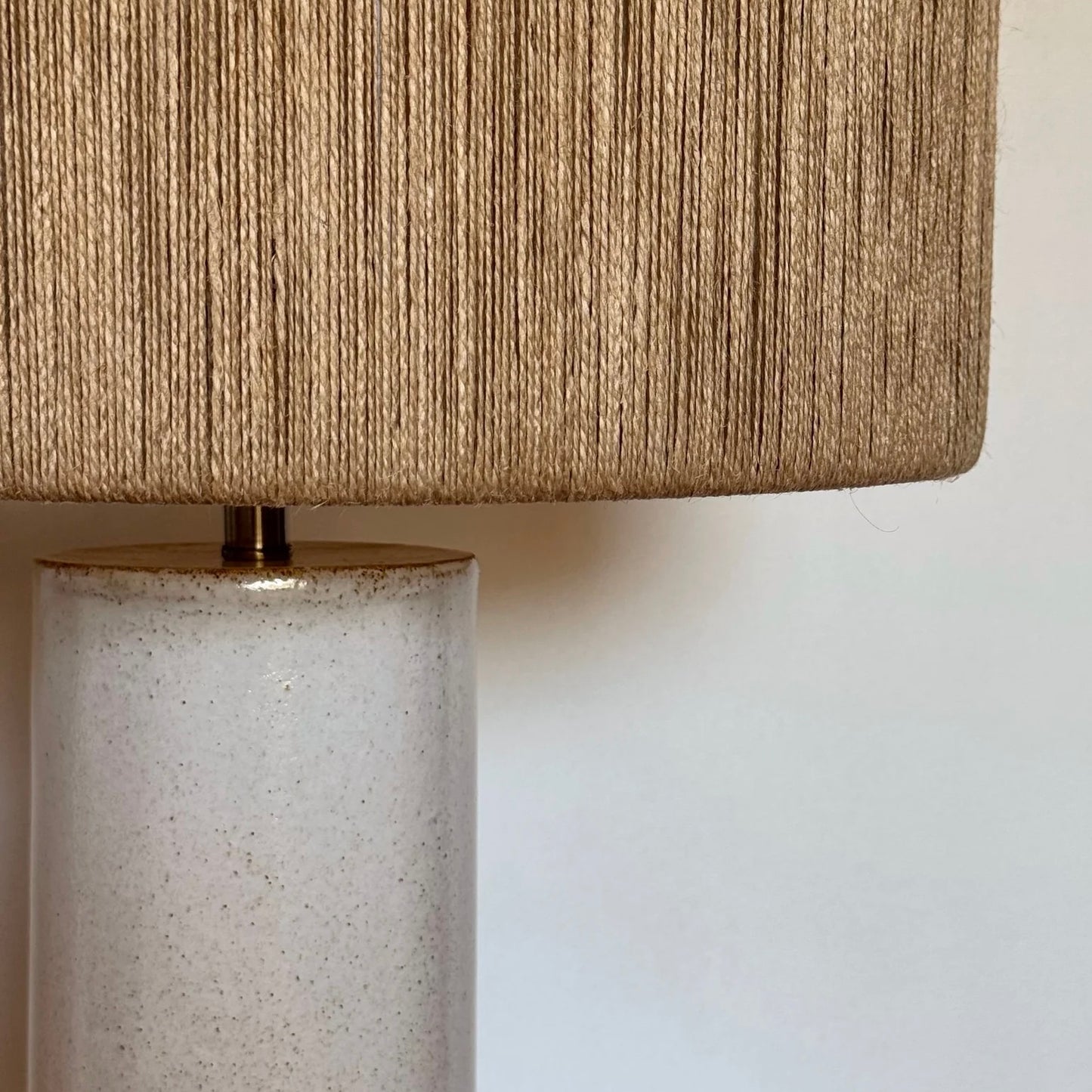 Lámpara de mesa Puelche cerámica gres blanca en Yute