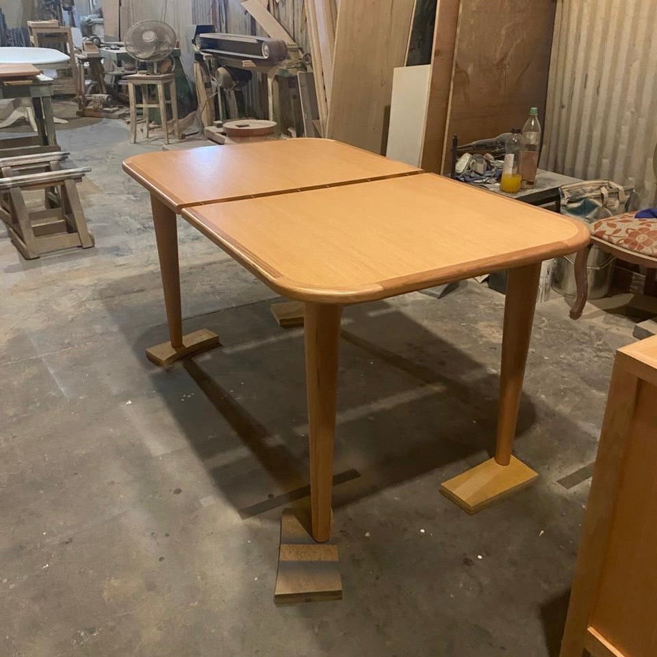 Mesa de comedor extensible en lenga