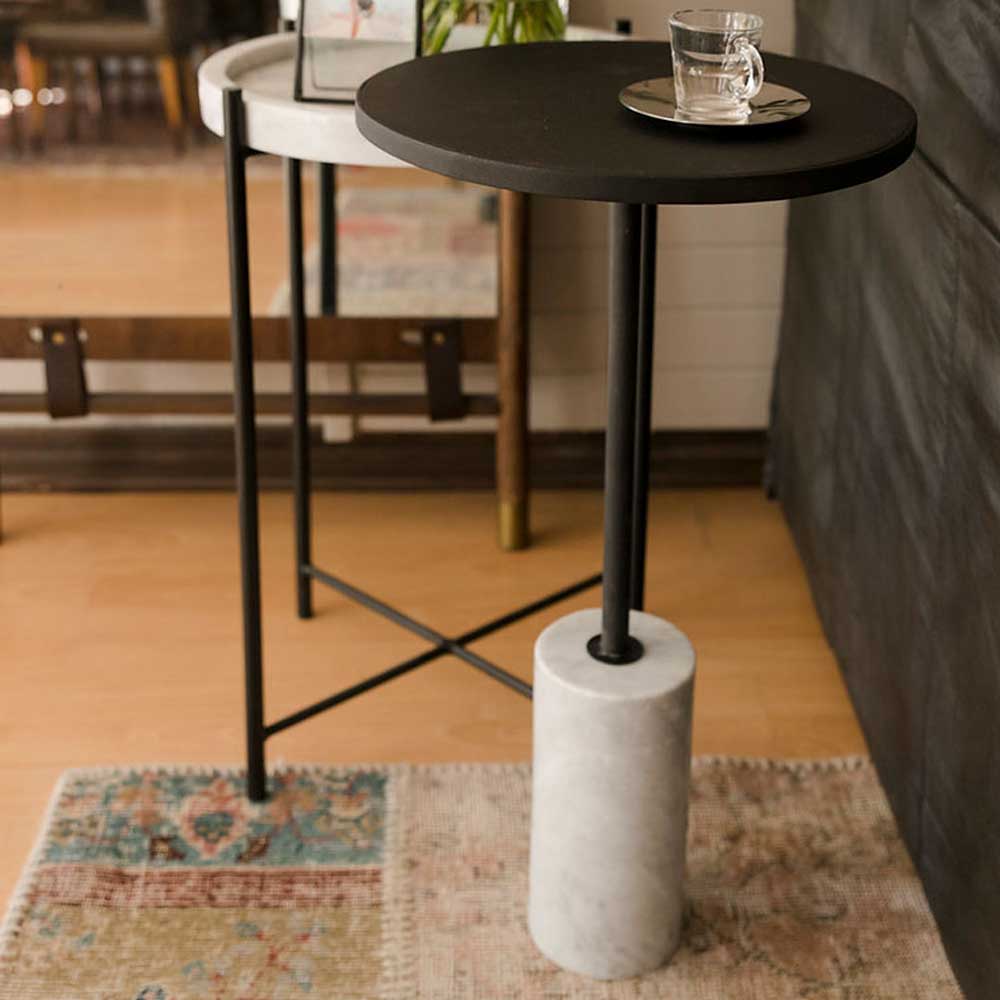 Mesa lateral Fresia/Dalia en mármol y fierro