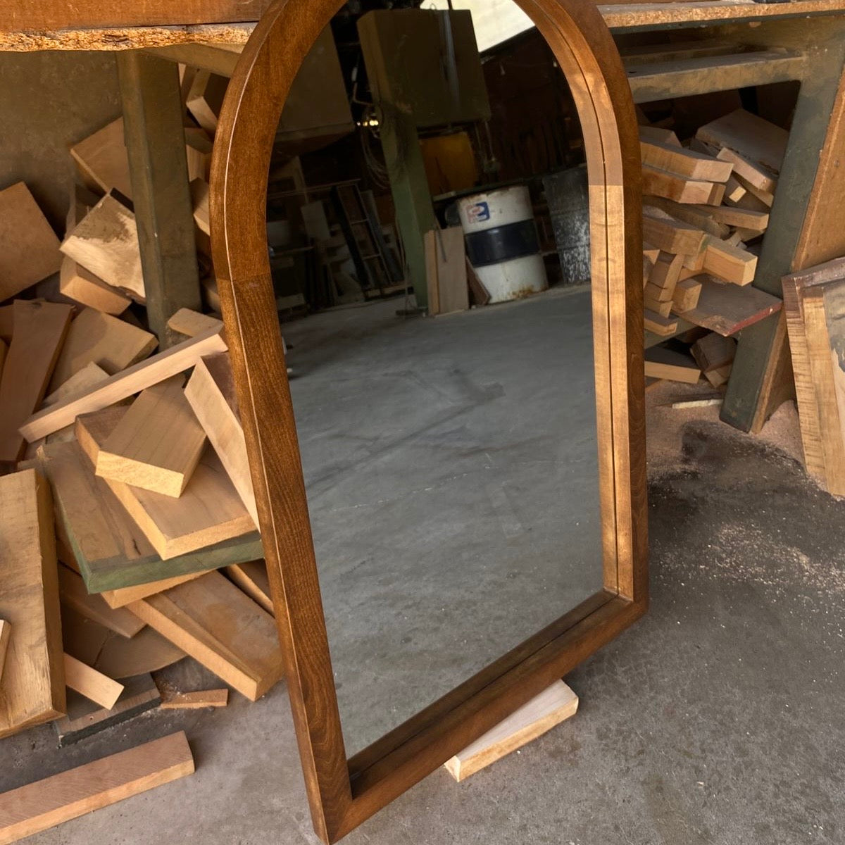 Espejo en madera de lenga teñida