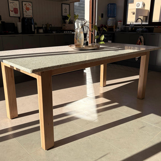 Mesa en terrazo y madera de lenga