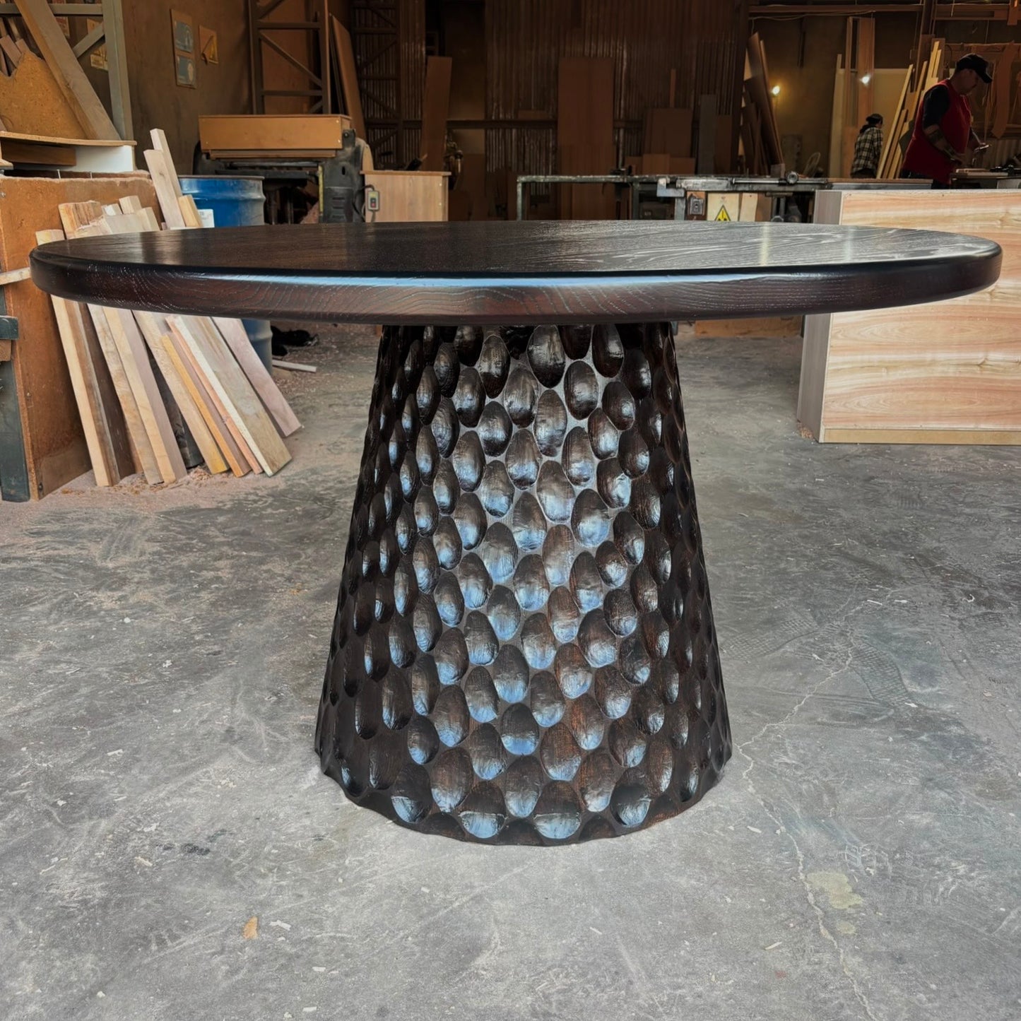 Comedor Maestro tallado ll en roble americano teñido