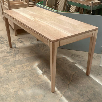 Mesa de comedor en lenga Simple