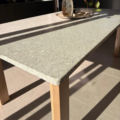 Mesa en terrazo y madera de lenga