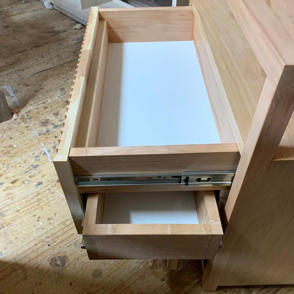Velador Luthier en lenga con cajón oculto