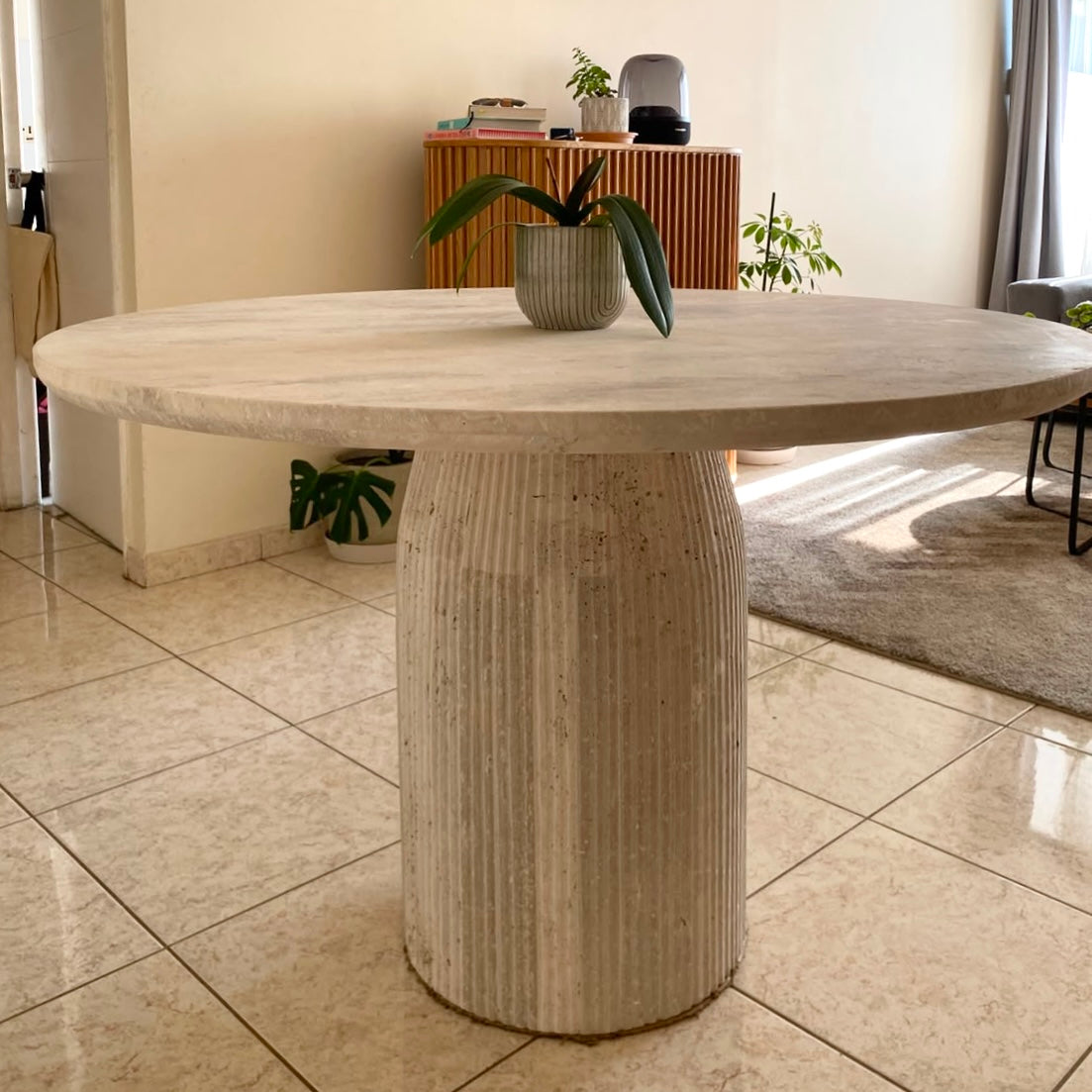 Comedor de Mármol tallado en Travertino Mate