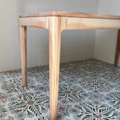 Mesa de comedor en lenga Simple