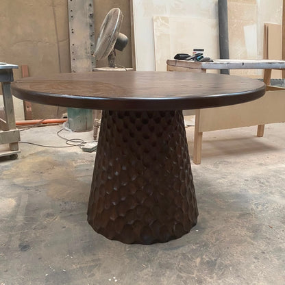 Comedor Maestro tallado en roble americano teñido