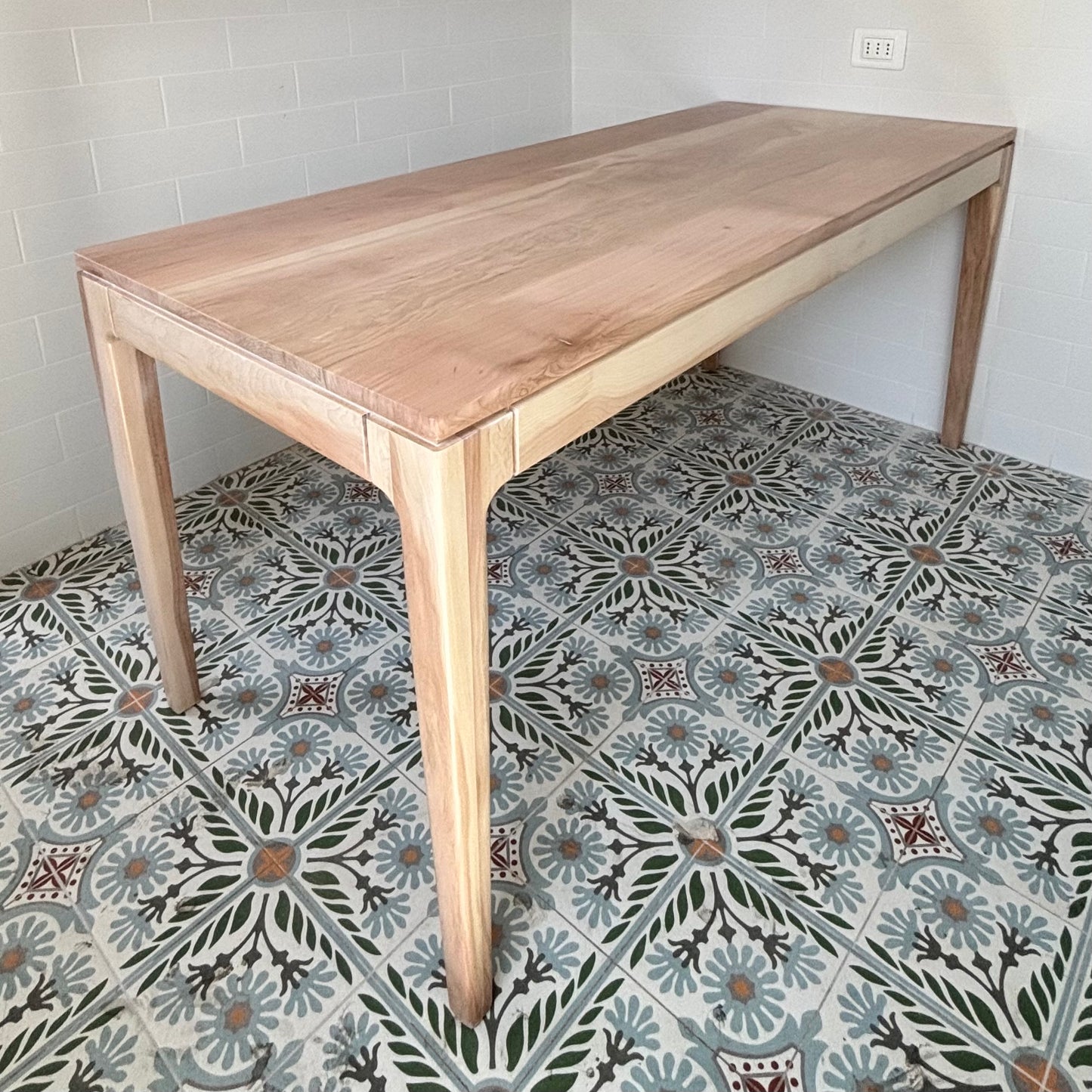 Mesa de comedor en lenga Simple