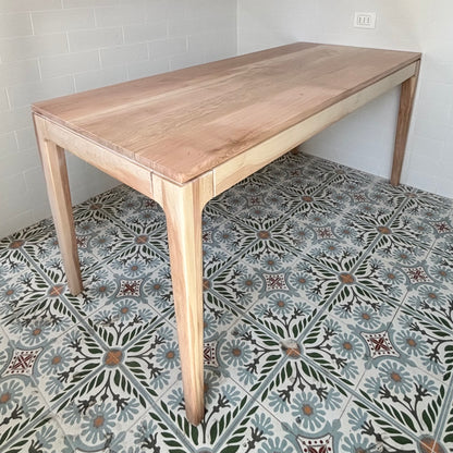 Mesa de comedor en lenga Simple