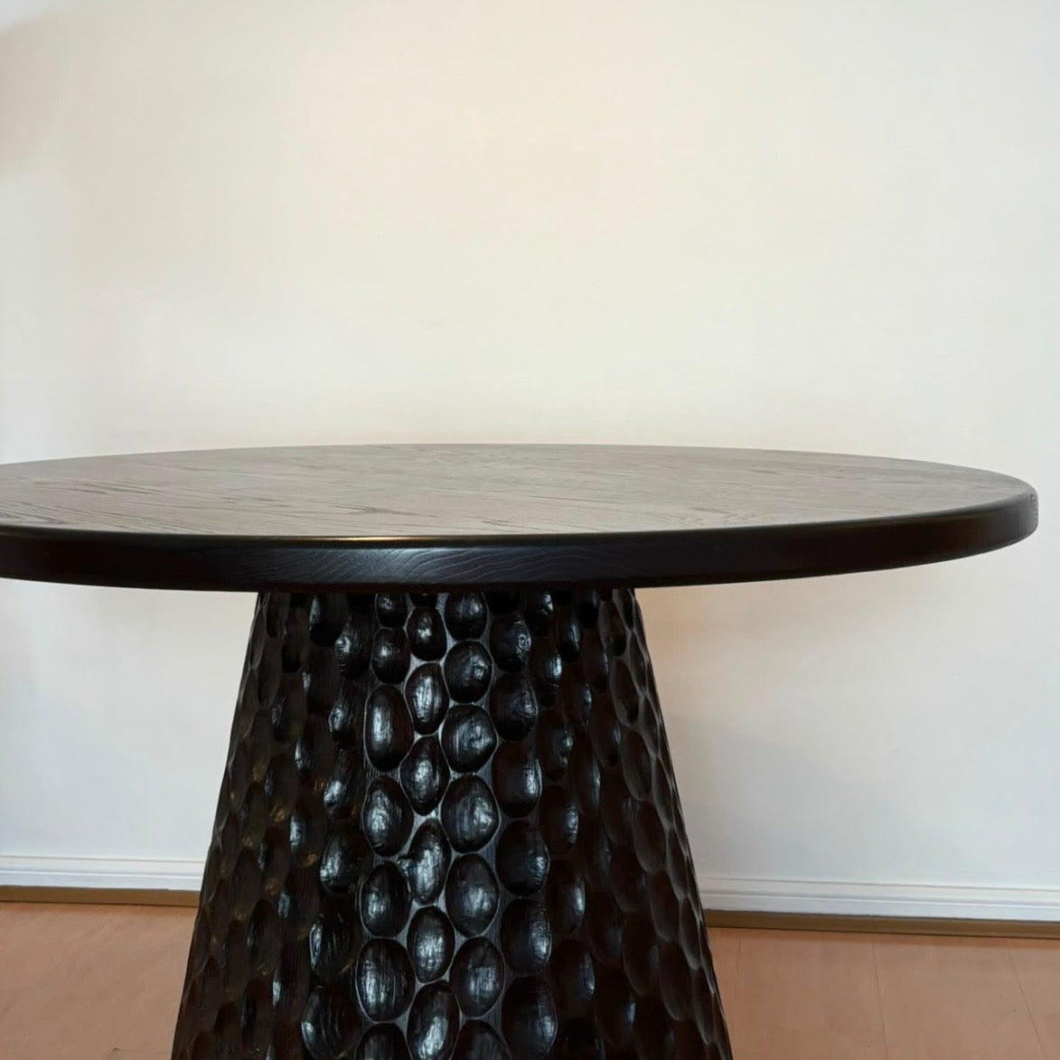 Comedor Maestro tallado ll en roble americano teñido