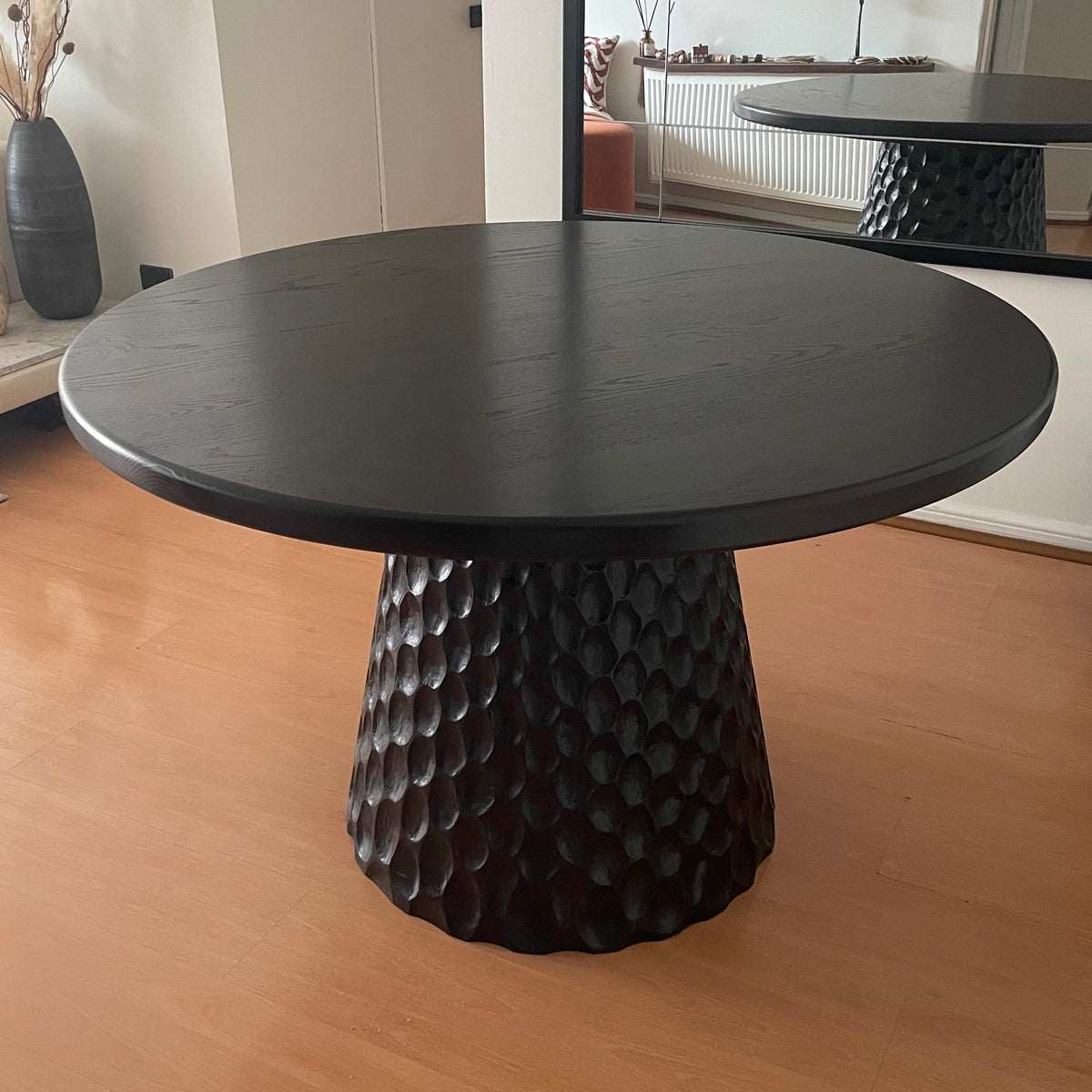 Comedor Maestro tallado ll en roble americano teñido