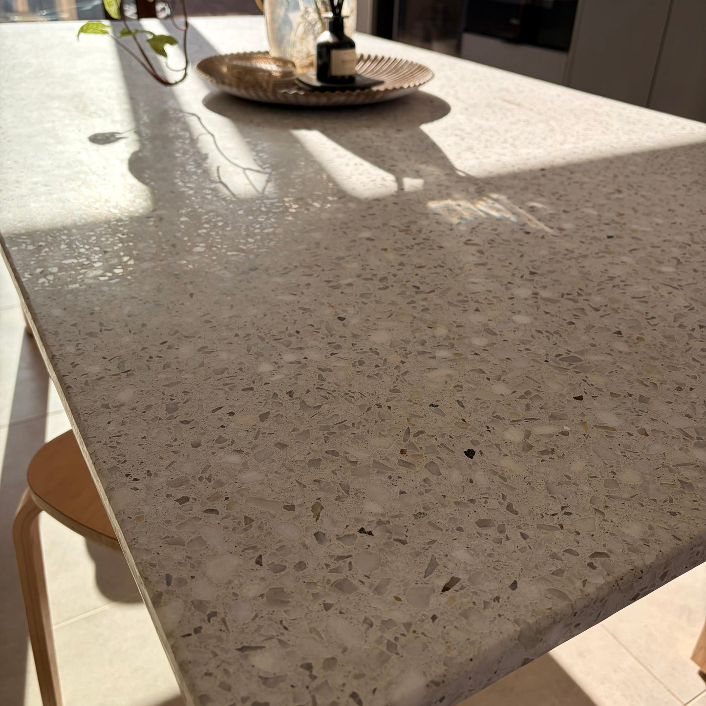 Mesa en terrazo y madera de lenga