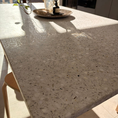Mesa en terrazo y madera de lenga