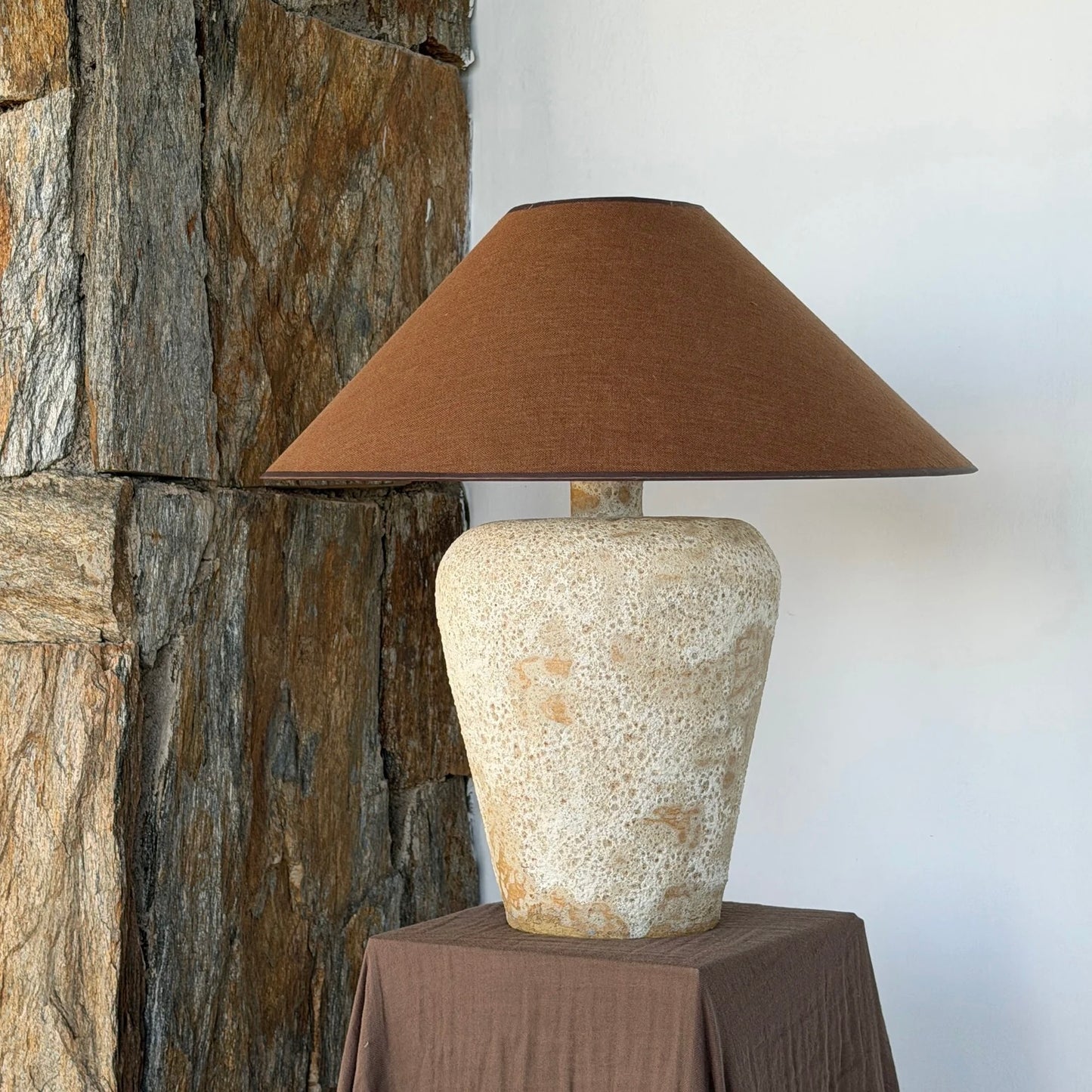 Lámpara de mesa Camel Sal cerámica gres