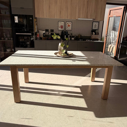Mesa en terrazo y madera de lenga