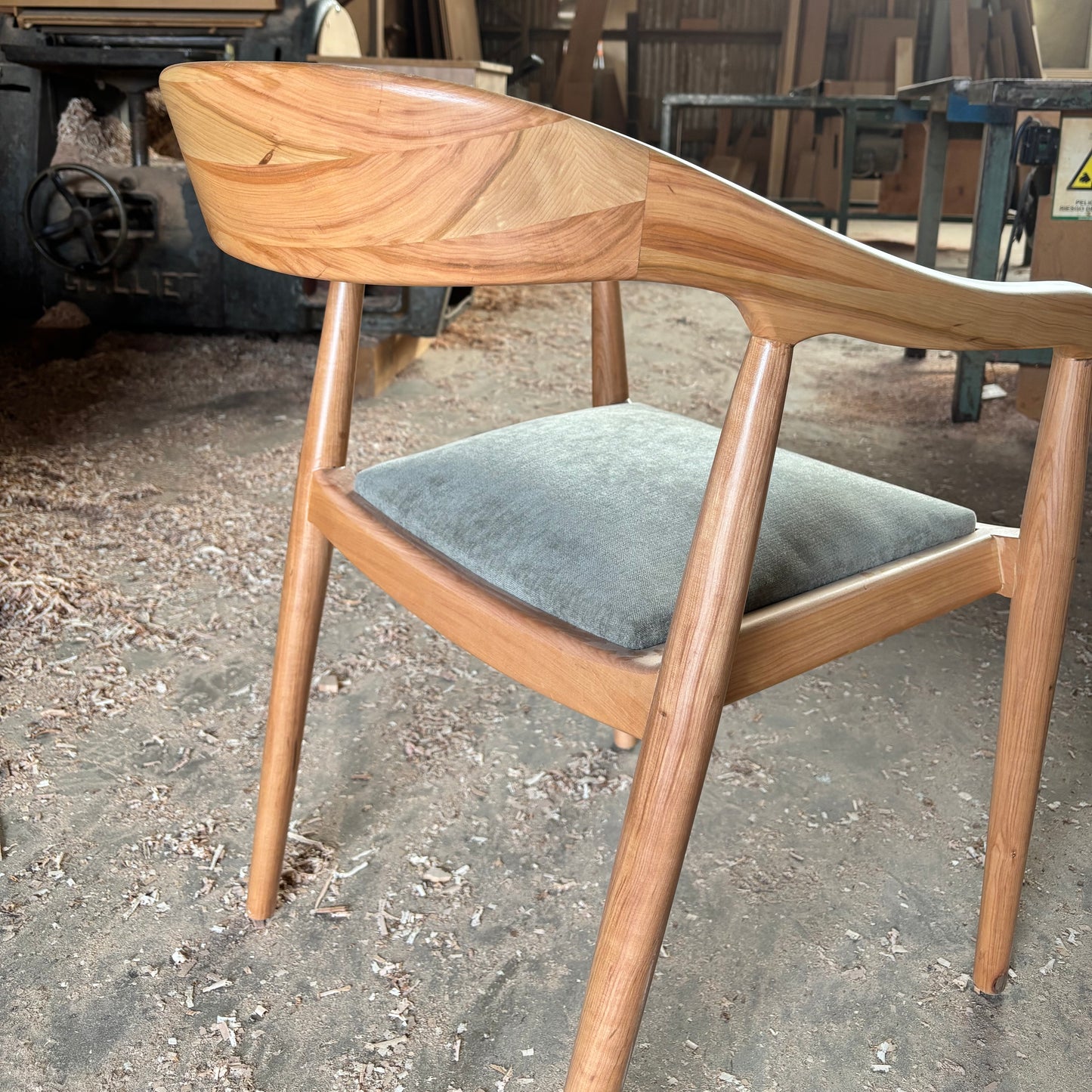 Silla nórdica lenga con tela Chenille