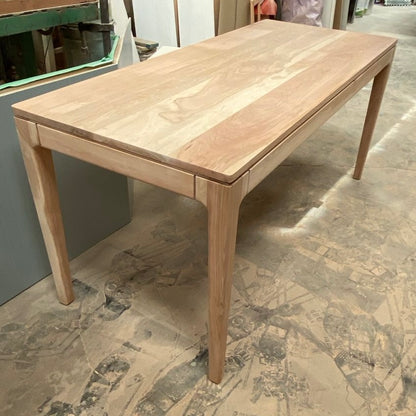 Mesa de comedor en lenga Simple