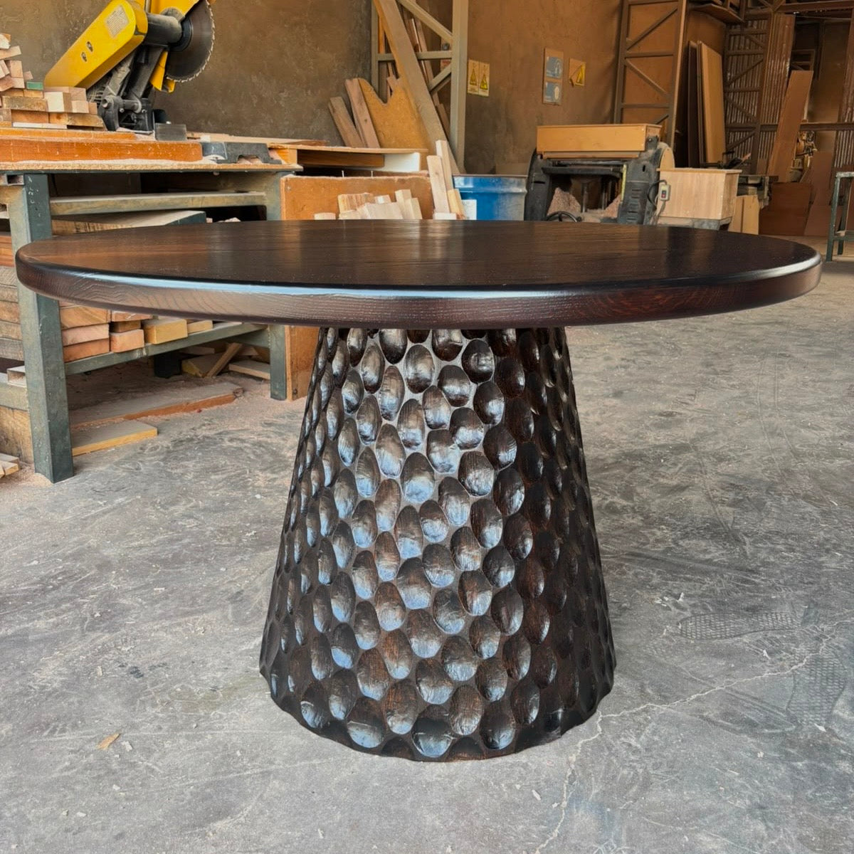 Comedor Maestro tallado ll en roble americano teñido