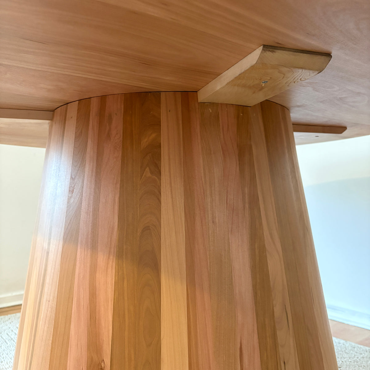 Comedor Cono en madera de lenga