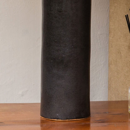 Lámpara de mesa Puelche cerámica gres Rafia/negra